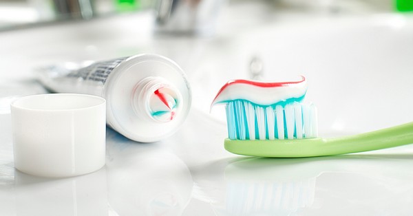 A rendszeres fogmoss alaprtelmezett eszkze a fogkefe s a fogkrm.